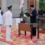 Gubernur Sumatera Utara, Bobby Nasution (di sisi kanan), mengambil sumpah jabatan Saipullah Nasution dan Atika Azmi Utammi sebagai Bupati dan Wakil Bupati Mandailing Natal pada hari Jumat, tanggal 21 Maret 2025.