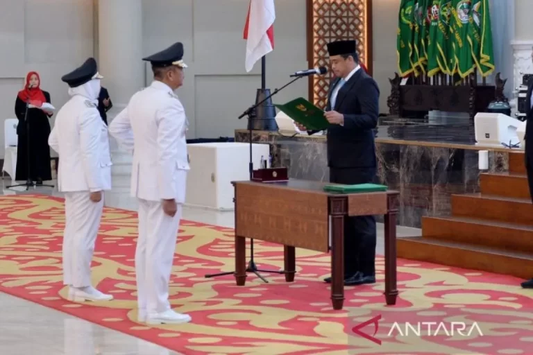 Gubernur Sumatera Utara, Bobby Nasution (di sisi kanan), mengambil sumpah jabatan Saipullah Nasution dan Atika Azmi Utammi sebagai Bupati dan Wakil Bupati Mandailing Natal pada hari Jumat, tanggal 21 Maret 2025.