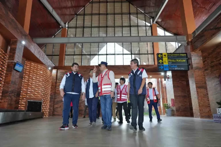 Menteri Perhubungan (Menhub) Budi Karya Sumadi (tengah) meninjau Bandara Jenderal Besar Abdul Haris Nasution di Kabupaten Mandailing Natal, Sumatera Utara, Sabtu (4/5/2024). ANTARA/HO-Humas Kemenhub