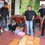 Dua tersangka ditangkap terkait kasus penyelundupan 74 kilogram ganja oleh jaringan lintas provinsi dari Kabupaten Mandailing Natal, Jakarta, di Kabupaten Pasaman Barat, Sumatera Barat, Indonesia, pada 16 Februari. | https://www.sindotrijayamandailingnatal.com/